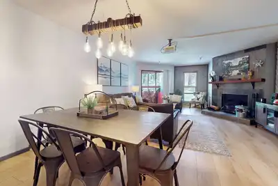 Image de Unique Cabin in Quiet Forest Setting. Near Walking/Biking Trails. Summer Pool