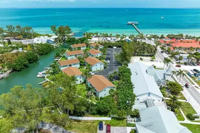 Image de Bayou Breeze | Amazing Waterfront Condo on Pine Ave with Dock and Water Views