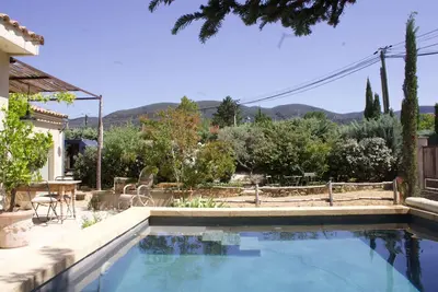 Image de Jolie maison avec piscine dans quartier calme