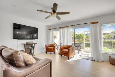 Image de Overlooking the Lagoon and Pool Includes Use of Golf Cart & 2 Kayaks