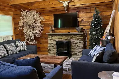 Image de Amazing large log cabin w hot tub and private additional suite and game room.