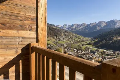 Image de Chalet, vue vallée, hammam, balcon, cheminée ou poêle à bois, parking, télévision, 400m²