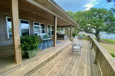 Image de The Mazelle Porch Main Level