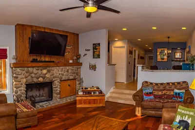 Image de Great Tahoe Decor, Walk to Hyatt, Rec Center, Tennis, Fitness Trail