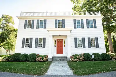 Image de 6 Bedroom 6. 5 Baths Heated In-ground Pool Located in Dock Square!