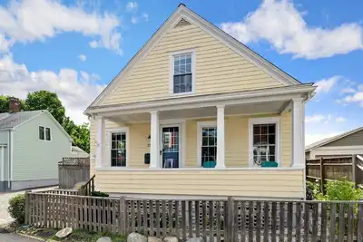 Image de Beautiful Beach Cottage in Downtown Bristol
