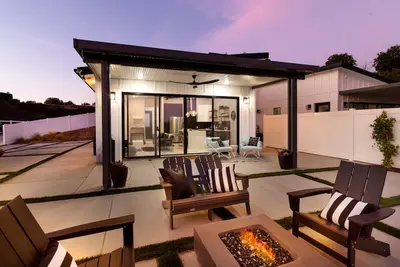 Image de Brand New Modern Romantic Couples Getaway in Wine Country