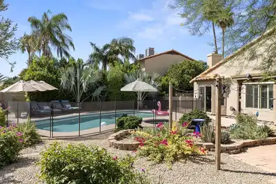 Image de Old World Hacienda style Scottsdale home with private pool.