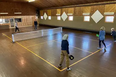 Image de Indoor pickle ball + sauna at lakeside 13br house, Lakeside Property with Indoor Pickle Ball!