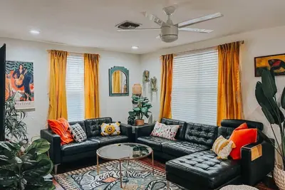 Image de Boho Inspired Jungle Cottage in Historic Sanford