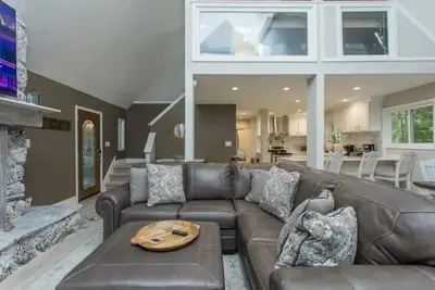 Image de Hot Tub - Massage Chair - Game Room - Fenced Yard