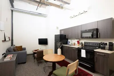 Image de Cream City 2br Apt - Just 3 Blocks to Fiserv with Gym and Parking