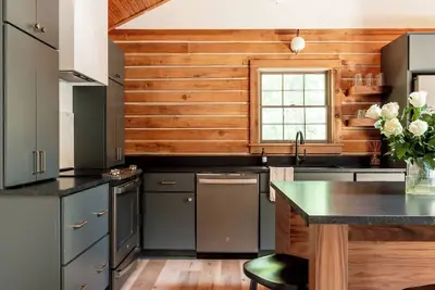 Image de Newly Remodeled True Log Cabin | Fire Pit | Bike In-Bike Out