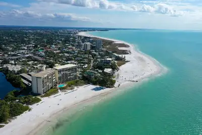 Image de Ground Floor Condo Directly On Siesta Beach! Only 3 blocks to Siesta Village