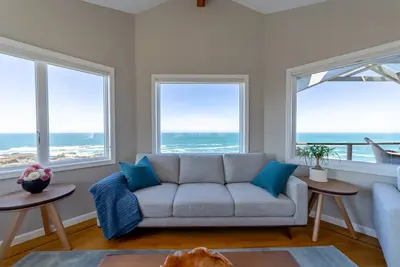 Image de Oceanfront Luxurious Home, Pet Friendly, Hot Tub, Fly In and Walk from Airstrip