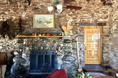 Image de 1928 Historic Dude Ranch Stone Lodge Home