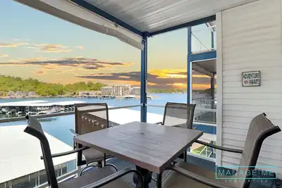 Image de Lakeview Oasis- 3 Bedroom/ Sleeping 8 guests!