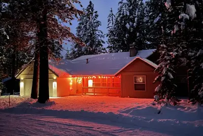 Image de Cozy Escape, 2 Kings, 10 Sharc, Hot Tub, Fireplace, Bbq, Ac, Bikes