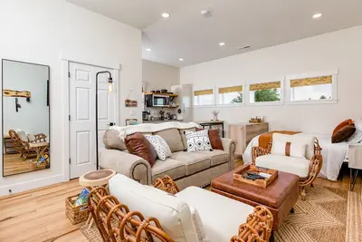 Image de New Studio, Complete With Kitchen, Washer & Dryer, Fire Pit and Red Rock Views