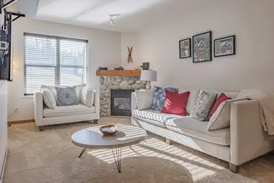 Image de Ground Floor Creekside Condo - Easy in and out for Biking or Skiing