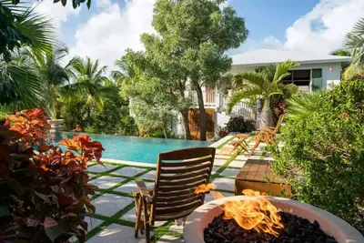 Image de Sprawling Caribbean Beachfront Estate - Multiple Suites- Private Manicured Beach