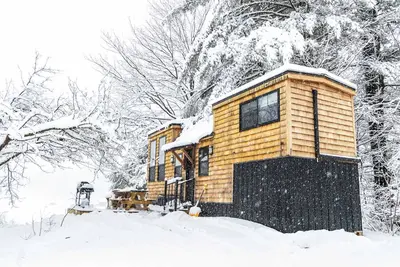 Image de Haven Tiny House w\/hot tub on river near Stowe