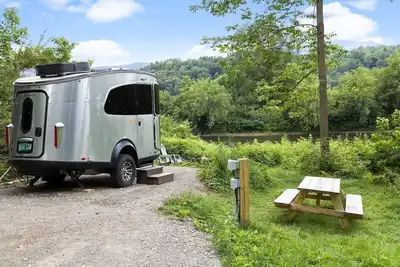 Image de Airstream Basecamp on river w\/hot tub near Stowe
