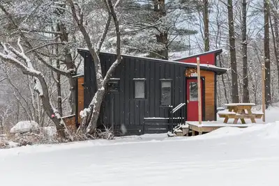 Image de Maple Sugar Shack Tiny House w\/hot tub & river by Stowe