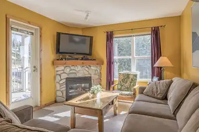 Image de Large Corner Quiet Top Floor Condo at the Foot of Silver Queen Chairlift