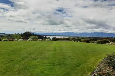 Image de Beautiful new home with spectacular water and mountain views.