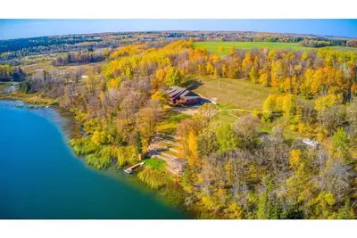 Image de Private, Spacious, 10, 000 Sq Ft Custom Built Lake Home w\/Lakeside Cabin & 73 ac