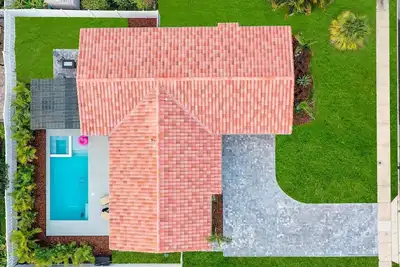 Image de Bright and Beachy Pool Home