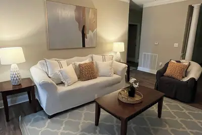 Image de Fabulous One Bed\/One Br with Sunroom and Built-in Desk Area