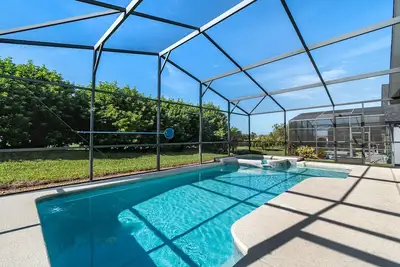 Image de Beautiful home with private pool/spa, 2 master suites, 15 miles from Disney.