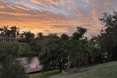 Image de Waterfront property. Close to beaches and downtown.
