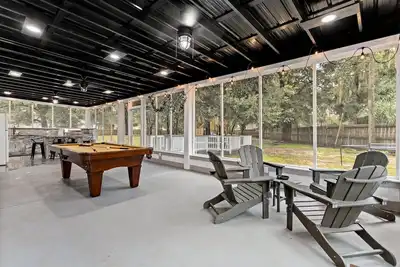 Image de Modern & Luxe Home with a Cozy Treehouse