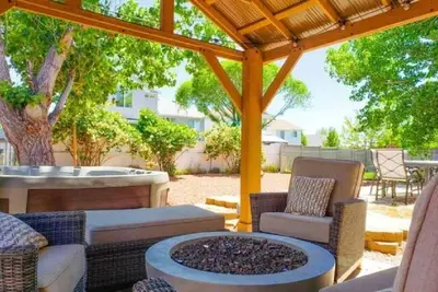 Image de New Large Updated Home+Huge Fully Fenced Yard+Hot Tub+Gazebo+Bbq+Outdoor Dining!