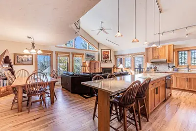 Image de Th w/New Private Hot Tub/Amazing Views-Easy Access to Ski/Town-Garage-Fireplace-W/D in Unit-Grill