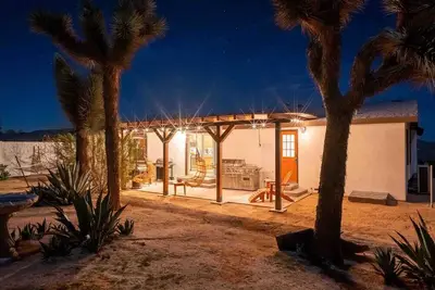 Image de Starry Nights & Hot Tub Delights: Your Ultimate Pet-Friendly Joshua Tree Getaway