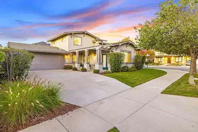 Image de Comfortable home near beach with enclosed yard & patio, W\/D, grill