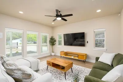 Image de Your New Lake House! * 3/2 Entire House * New Build! * Lake and Area Attractions