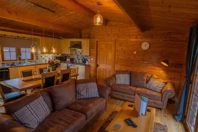 Image de Large three bedroom lodge with private hot tub on the banks of the river Brue.