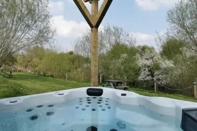 Image de Large three bedroom log cabin with private hot tub and decking over looking the beautiful river Brue