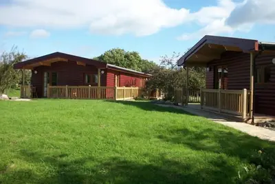 Image de A lodge with a range of amenities, including open plan dining and living area. Free wi fi, bedding