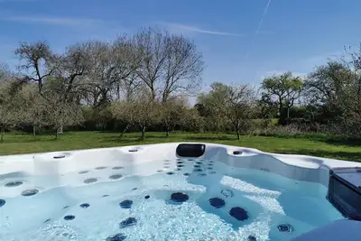Image de Large three bedroom lodge with private hot tub, located in the heart of Somerset.