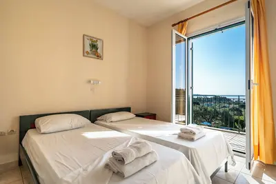 Image de Appartement « Anemona apartment 2 » avec vue sur la mer, piscine commune & Wi-Fi