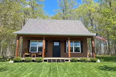 Image de 5 minutes to town, New Cabin-2/4 adults or family up to 4 kids. Beach 2 miles.
