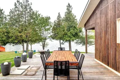 Image de Stunning European waterfront escape with hot tub