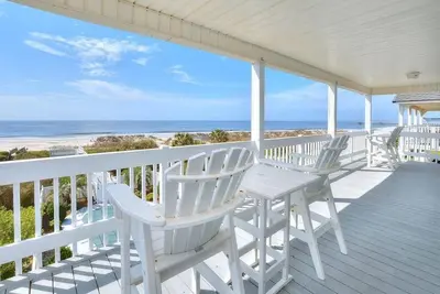 Image de Cozy Oceanfront Beach House 5Bed/3Bath Sleeps 16 with Pool Pet Friendly