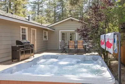 Image de Modern and Clean with a Spa! Close to Snow Summit.